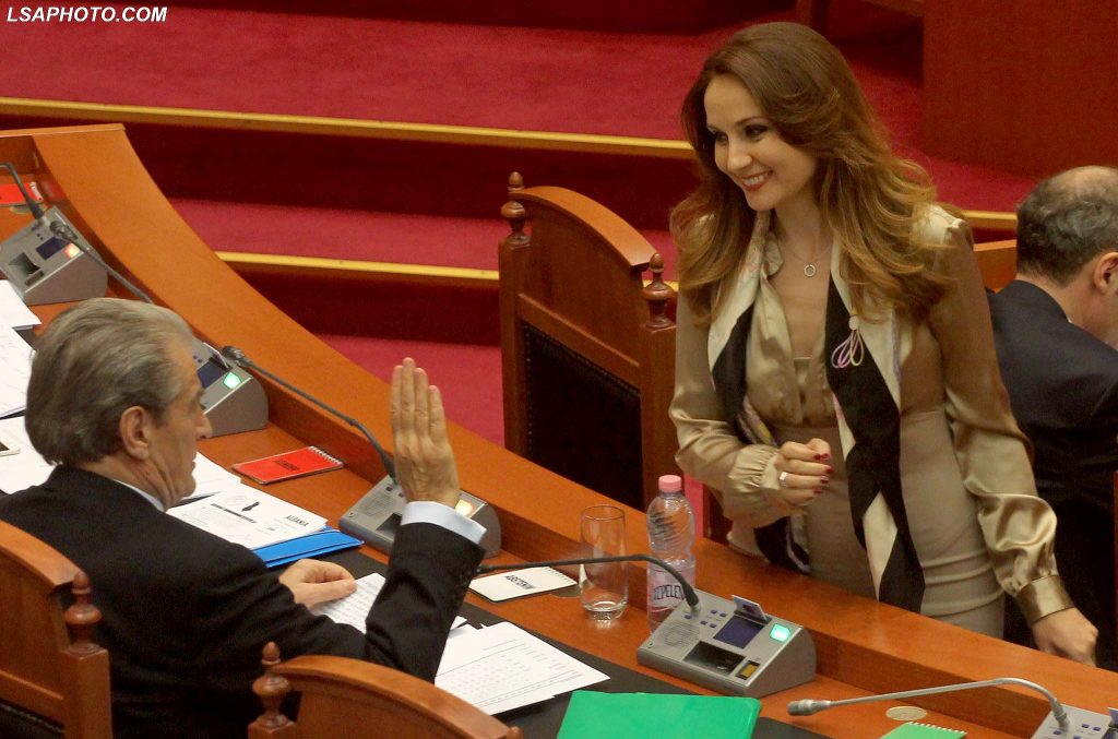 Berisha si një adoleshent i vonuar dhe plak mistrec “i’ua luan” deputeteve të PD (Video) Berisha si një adoleshent i vonuar dhe plak mistrec “i’ua luan” deputeteve të PD (Video)