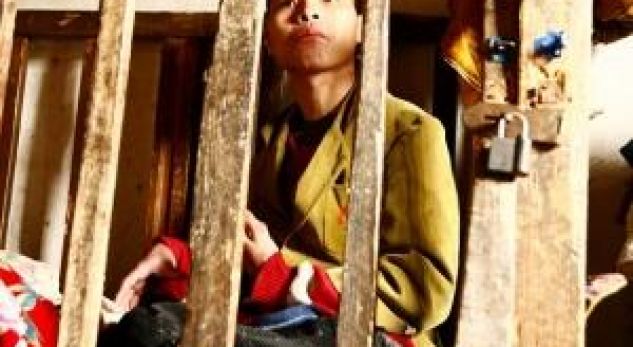 Arrestohet burri që mbylli djalin në kafaz për 20 vite Arrestohet burri që mbylli djalin në kafaz për 20 vite