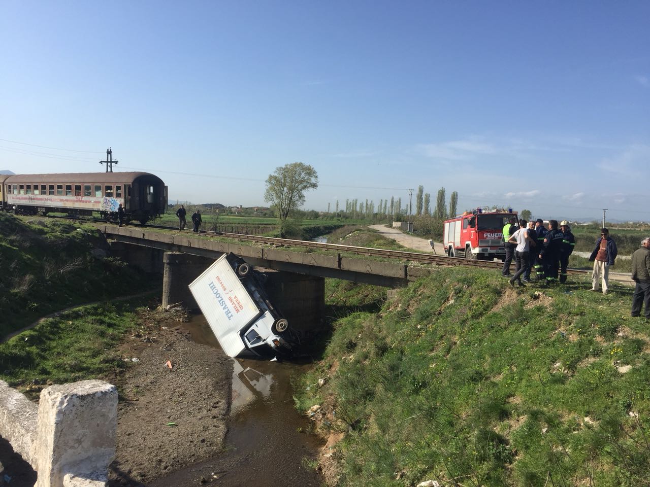 Përplaset me trenin, kamioni bie nga ura bashkë me shoferin dhe pasagjerin Përplaset me trenin, kamioni bie nga ura bashkë me shoferin dhe pasagjerin