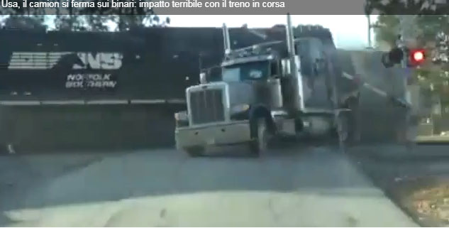 Video/ SHBA, kamioni ngec mbi binarë, përplasje e tmerrshme me trenin në lëvizje Video/ SHBA, kamioni ngec mbi binarë, përplasje e tmerrshme me trenin në lëvizje