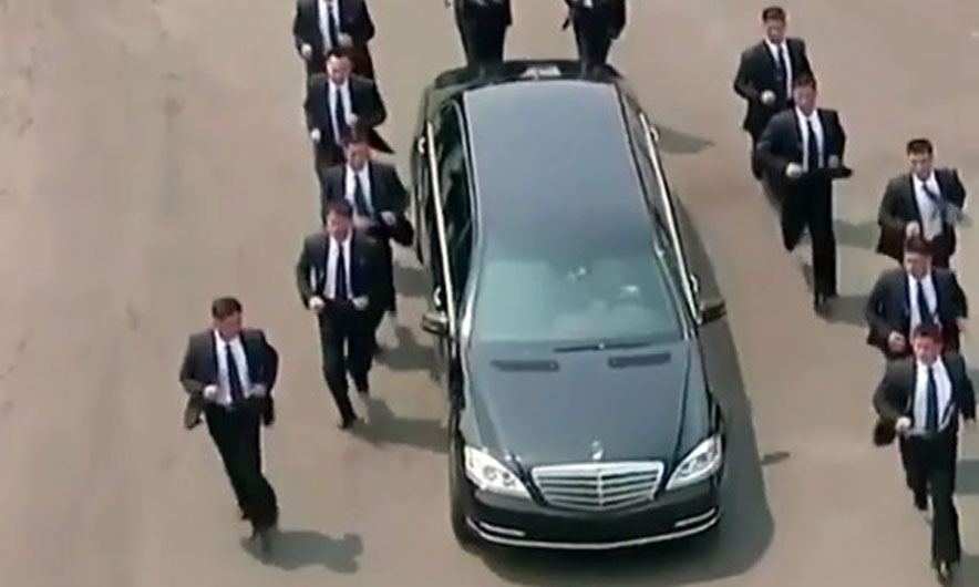 Kim Jong-un me makinë, truprojat me vrap (Video) Kim Jong-un me makinë, truprojat me vrap (Video)
