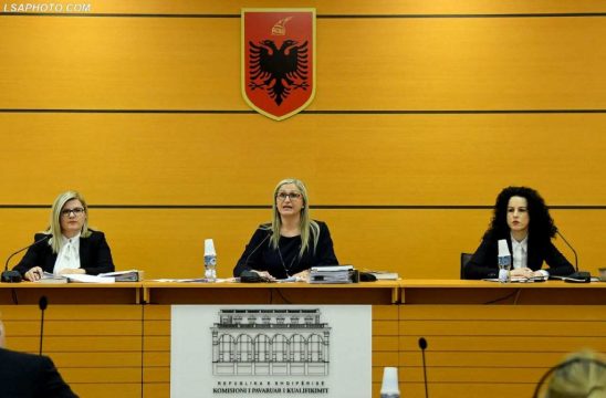 Zbardhet “thesari” i Besim Trezhnjevës/ Gjyqtari i Durrësit që katërfishoi pasurinë e tij: Më mban gruaja Zbardhet “thesari” i Besim Trezhnjevës/ Gjyqtari i Durrësit që katërfishoi pasurinë e tij: Më mban gruaja