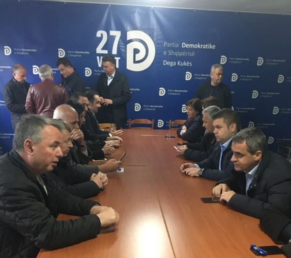 ”Je komunist i vogël, nuk je këtu me Lulzim Bashën. Nëse ke ardhur me këtë mendje çohu dhe ik”, degjeneron debati në mbledhjen e PD në Kukës ”Je komunist i vogël, nuk je këtu me Lulzim Bashën. Nëse ke ardhur me këtë mendje çohu dhe ik”, degjeneron debati në mbledhjen e PD në Kukës