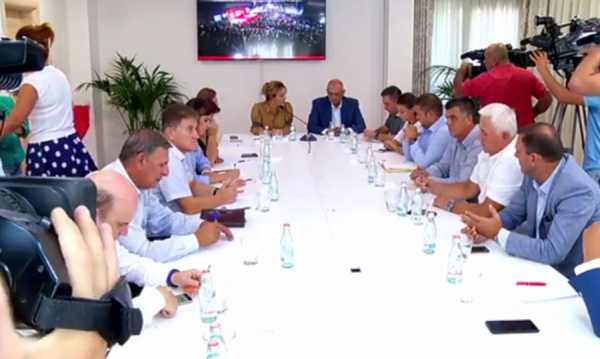 7 deputetë të LSI drejt PS, banda e Metës dhe Monikës në prag shpërbërje 7 deputetë të LSI drejt PS, banda e Metës dhe Monikës në prag shpërbërje