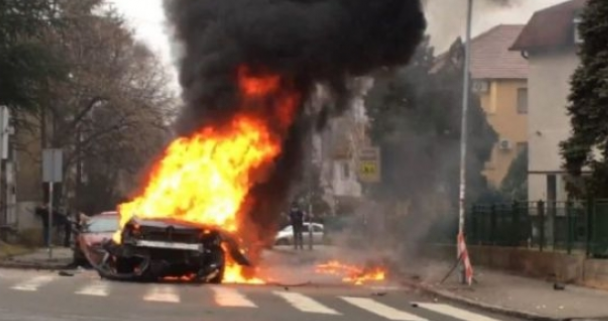 Aksident i frikshëm, shpërthen në flakë makina e shqiptarit, 3 të plagosur Aksident i frikshëm, shpërthen në flakë makina e shqiptarit, 3 të plagosur