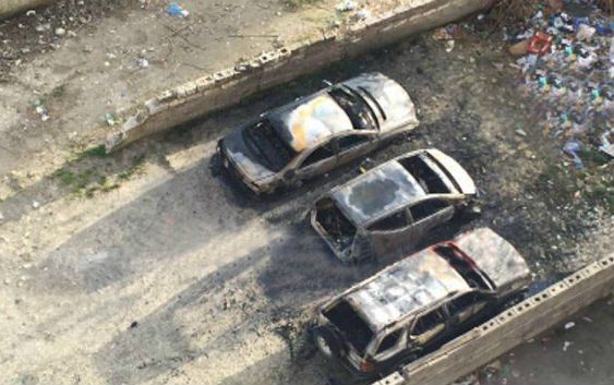 Vlorë/ Digjen 3 makina, dyshohet zjarrëvënie e qëllimshme Vlorë/ Digjen 3 makina, dyshohet zjarrëvënie e qëllimshme