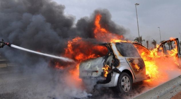 Krim tronditës në Fushë Krujë, digjet makina bashkë me një person brenda