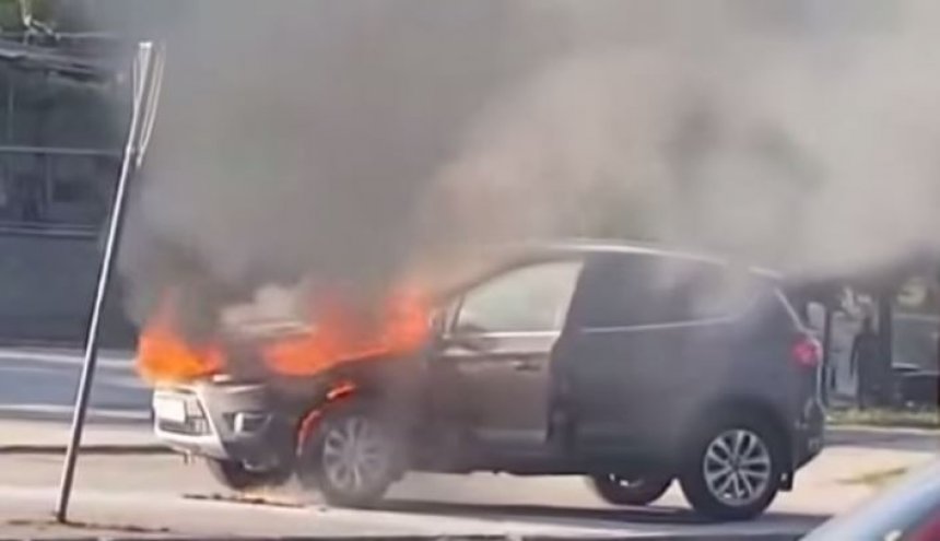 Durrës, makina përfshihet nga flakët Durrës, makina përfshihet nga flakët