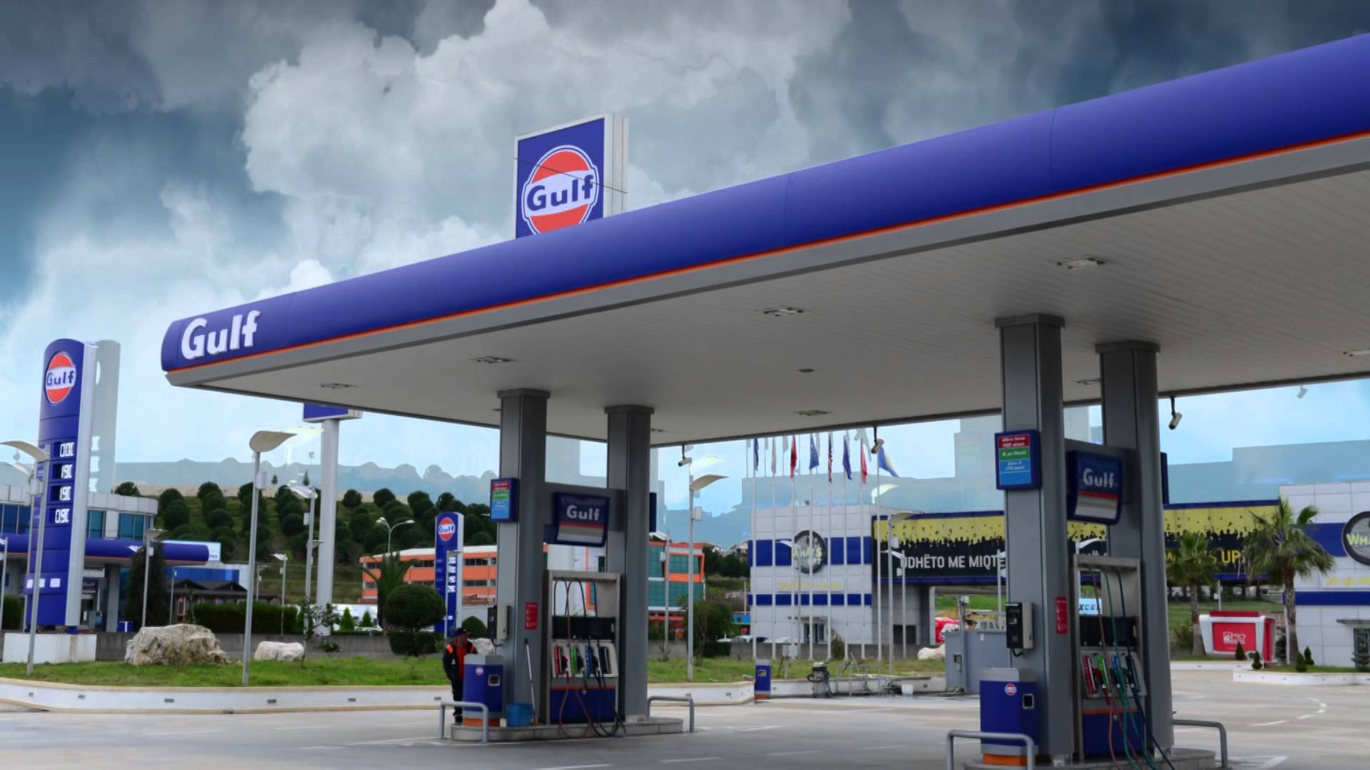 Kompania Gulf shpall falimentin: Poseduesit e tallonave në panik në pikat e karburantit me bidona në dorë (Foto) Kompania Gulf shpall falimentin: Poseduesit e tallonave në panik në pikat e karburantit me bidona në dorë (Foto)