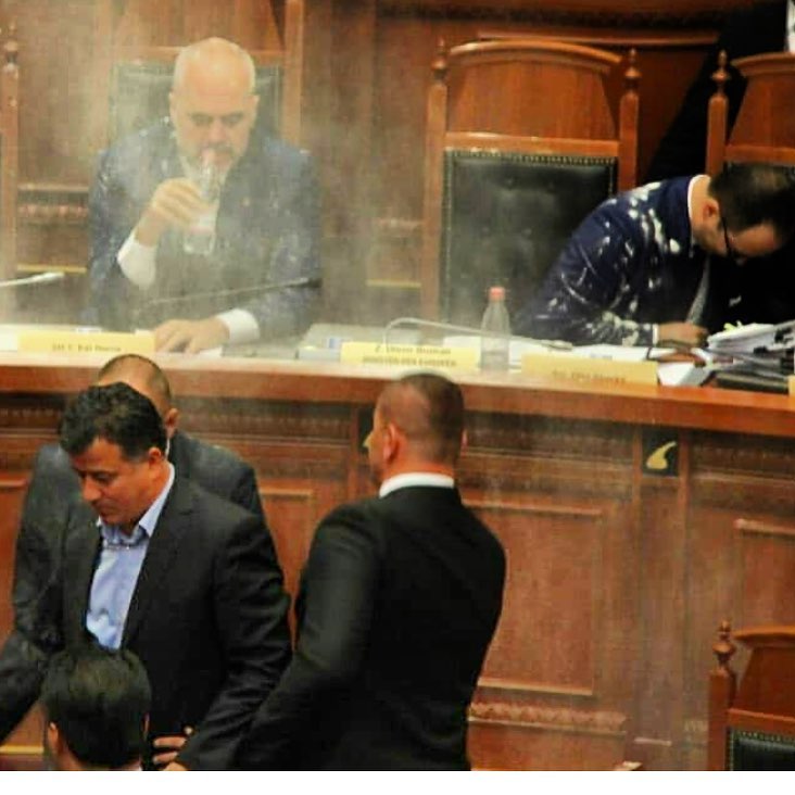 Kanë aq respekt për bukën e fukarait sa e fusin “në brekë” për të bërë lojën në parlament Kanë aq respekt për bukën e fukarait sa e fusin “në brekë” për të bërë lojën në parlament