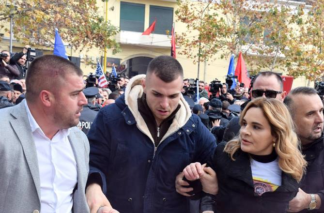 “Mona e çizmes” kërkon edukatë nga Rama, kërkesë zyrtare Ruçit “Mona e çizmes” kërkon edukatë nga Rama, kërkesë zyrtare Ruçit