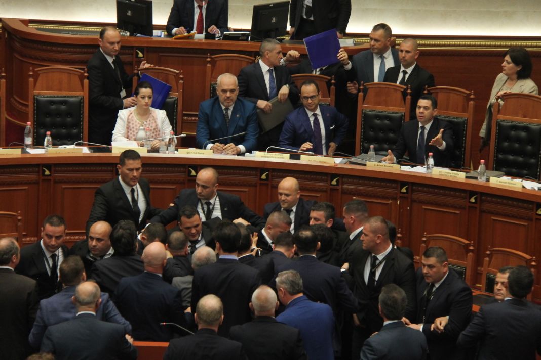 “O Flamur, o pylli i Saliut”/ Jo vetëm miell e ujë, debati pa mikrofon mes deputetëve gjatë sherrit “O Flamur, o pylli i Saliut”/ Jo vetëm miell e ujë, debati pa mikrofon mes deputetëve gjatë sherrit