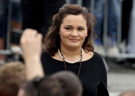 Monika “herë i puth dhe herë i pështyn” shokët e burrit Vodhën bashkë miliona euro, tani Kryemadhi “vret” ministrat e Ilirit Monika “herë i puth dhe herë i pështyn” shokët e burrit Vodhën bashkë miliona euro, tani Kryemadhi “vret” ministrat e Ilirit