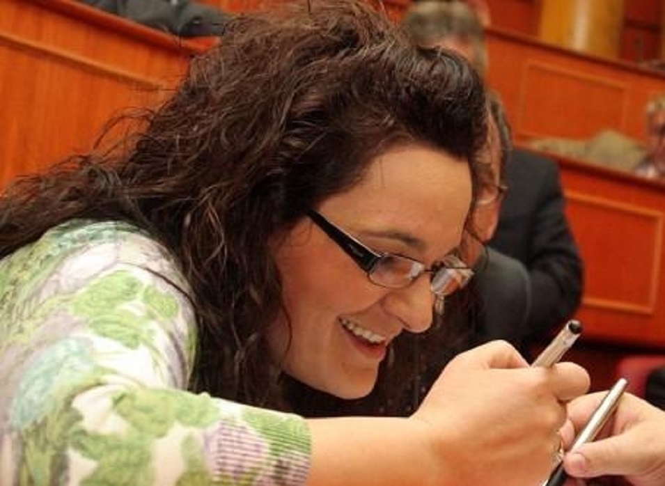 Pas çizmes, Kryemadhi do t’i gjuaj Ramës me tavolinë kokës, pas tavolinës kushedi çdo t’i hedh tjetër…?!