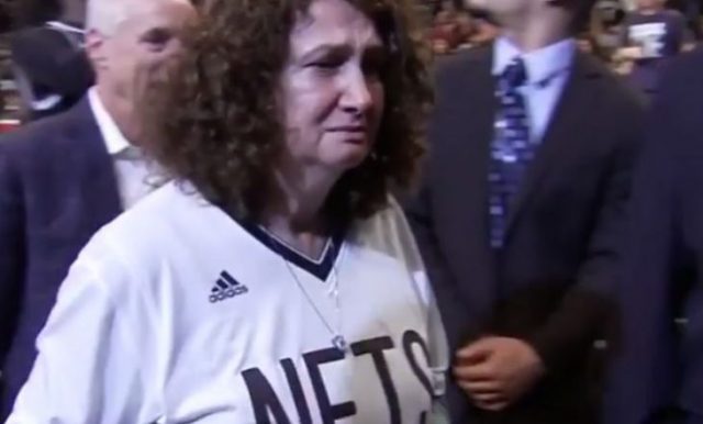 Shqiptarja fiton veturë luksoze nga ekipi i NBA në SHBA – shikoni reagimin e saj Shqiptarja fiton veturë luksoze nga ekipi i NBA në SHBA – shikoni reagimin e saj