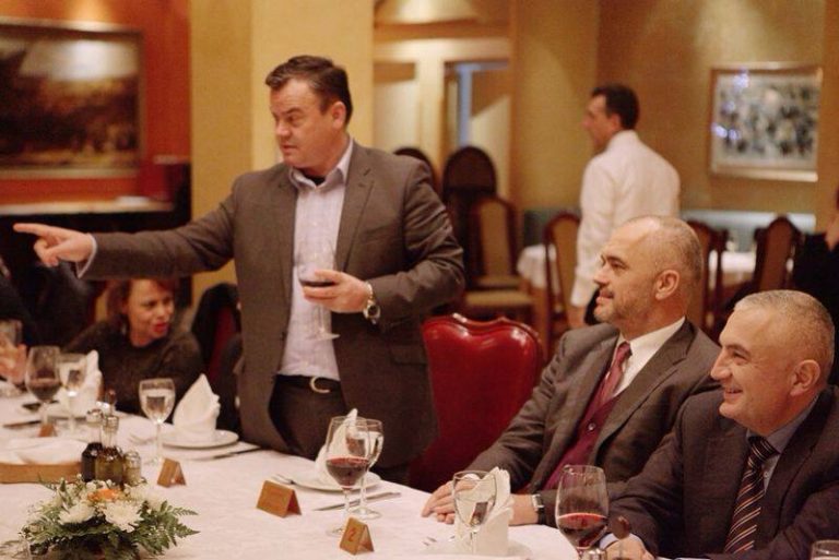 Aleanca e “katundarëve”, Presidenti Ilir Meta në dorë të Spiten Prullit. Ja në çfarë derenxheje ka rënë kreu i shtetit Aleanca e “katundarëve”, Presidenti Ilir Meta në dorë të Spiten Prullit. Ja në çfarë derenxheje ka rënë kreu i shtetit