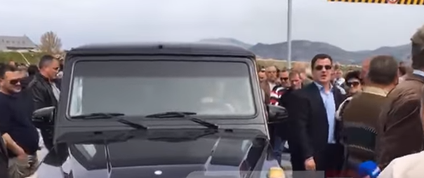 Flamur Noka “fryhet” me makinën superluksoze në protestën e të varfërve, ‘thumbon’ Ramën: Kur ty të shkrehet fut kokën në rërë Flamur Noka “fryhet” me makinën superluksoze në protestën e të varfërve, ‘thumbon’ Ramën: Kur ty të shkrehet fut kokën në rërë