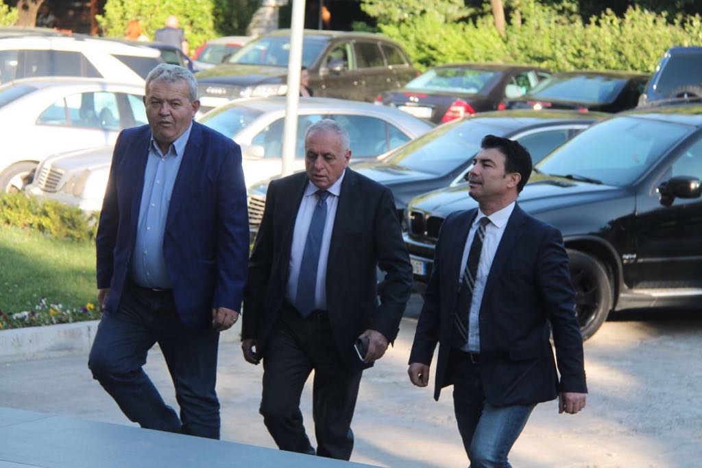 Nga Dashua i Lazaratit, tek Dashua i Peqinit: Mblidhen “kokat” e PD, për të çimentuar “mbretërimin” e Bashës Nga Dashua i Lazaratit, tek Dashua i Peqinit: Mblidhen “kokat” e PD, për të çimentuar “mbretërimin” e Bashës