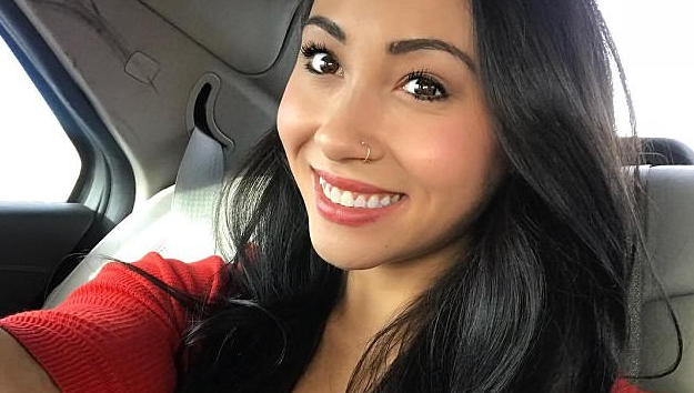 I prek by**n në rrugë, kjo vajzë i kthehet dhe i thyen turinjt me grusht I prek by**n në rrugë, kjo vajzë i kthehet dhe i thyen turinjt me grusht