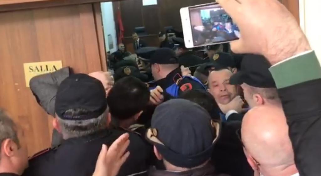VIDEO/ Deputët e PD dhunojnë policët, Noka kap për fyti efektivin: Jemi deputetë, s’na ndaloni dot!