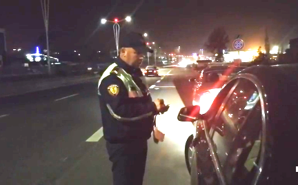 Ngjarja e çuditshme në Tiranë, shoferi i dehur refuzon testin: Nuk kam frymë or burrë (Video) Ngjarja e çuditshme në Tiranë, shoferi i dehur refuzon testin: Nuk kam frymë or burrë (Video)