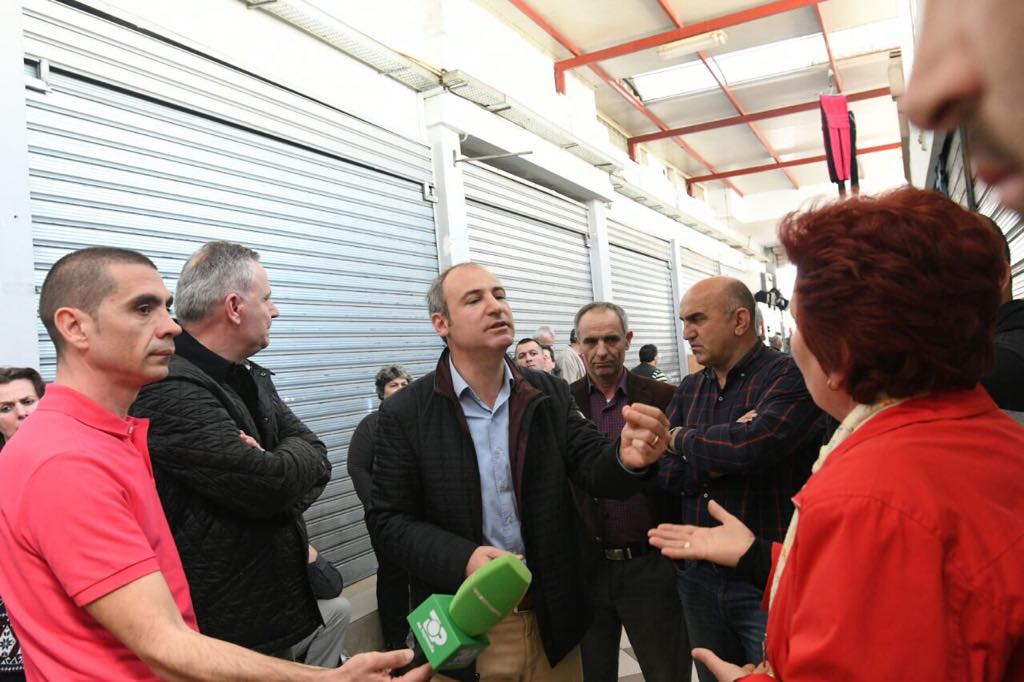 PD-LSI prishin protestën, tregtarët e irrituar përzënë deputetët: Çfarë doni që vini këtu, ku ishit më parë ju? PD-LSI prishin protestën, tregtarët e irrituar përzënë deputetët: Çfarë doni që vini këtu, ku ishit më parë ju?