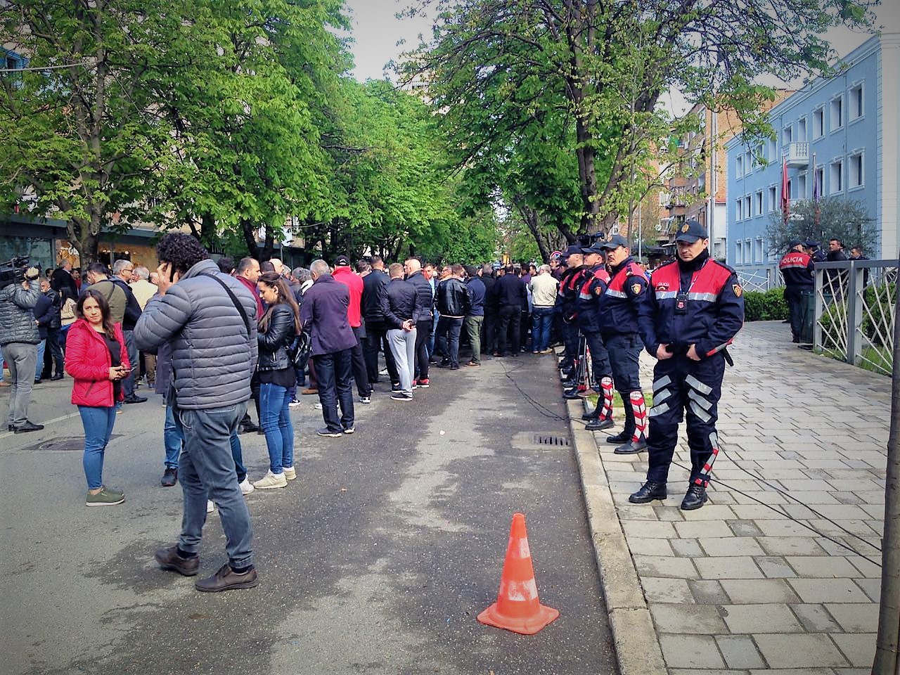 U futën me forcë brenda ambienteve të Drejtorisë së Policisë, prcedohen 8 persona U futën me forcë brenda ambienteve të Drejtorisë së Policisë, prcedohen 8 persona