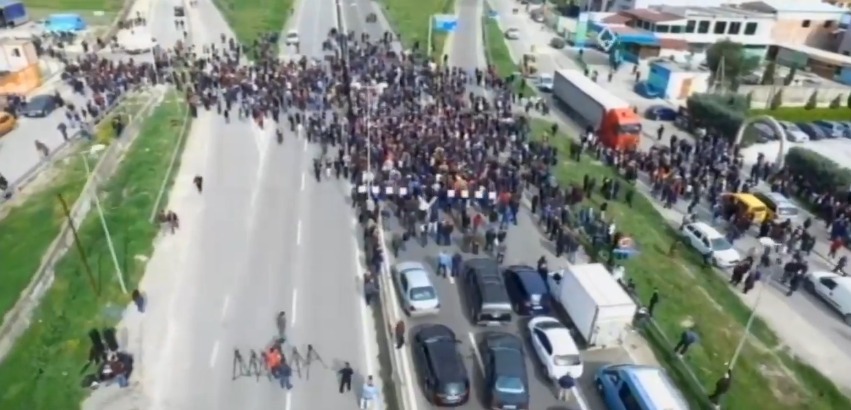 VIDEO/ Protestuesit e Bashës lëshojnë grushta dhe shkelma motoristit në Vorë VIDEO/ Protestuesit e Bashës lëshojnë grushta dhe shkelma motoristit në Vorë