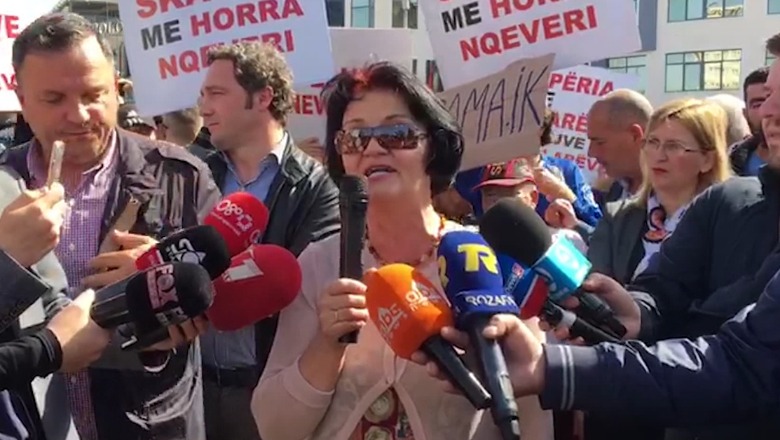 VIDEO/ Ish e përndjekura fjalim në protestën e PD: Na kërkoni falje, PD ka tradhtu idealet tona! VIDEO/ Ish e përndjekura fjalim në protestën e PD: Na kërkoni falje, PD ka tradhtu idealet tona!