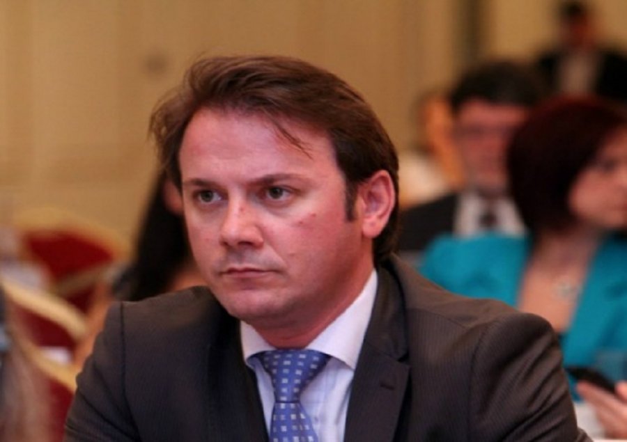 Atmosferë histerike në LSI pas “Mother Jones”: Kasem Hysenbelliu sulmon ish-këshilltarin e Ilir Metës Atmosferë histerike në LSI pas “Mother Jones”: Kasem Hysenbelliu sulmon ish-këshilltarin e Ilir Metës