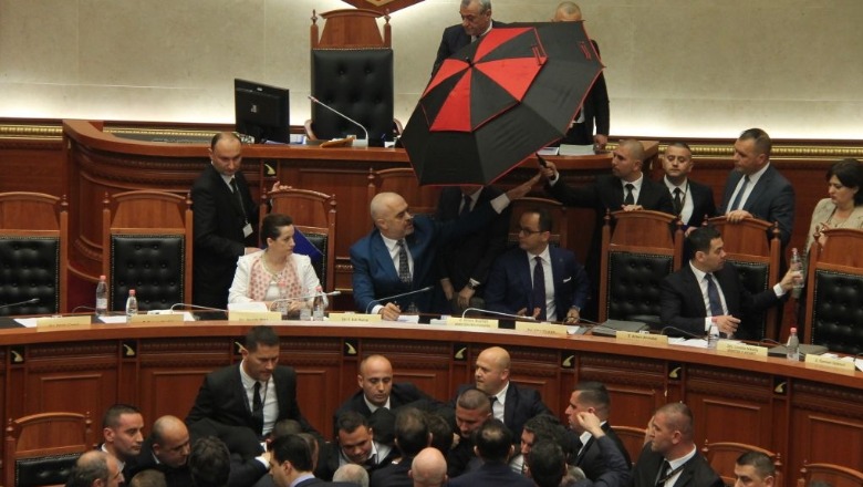 Kronologjia e tensioneve në Kuvend/ Opozita 2 orë kaos dhe dhunë për të pezulluar seancën