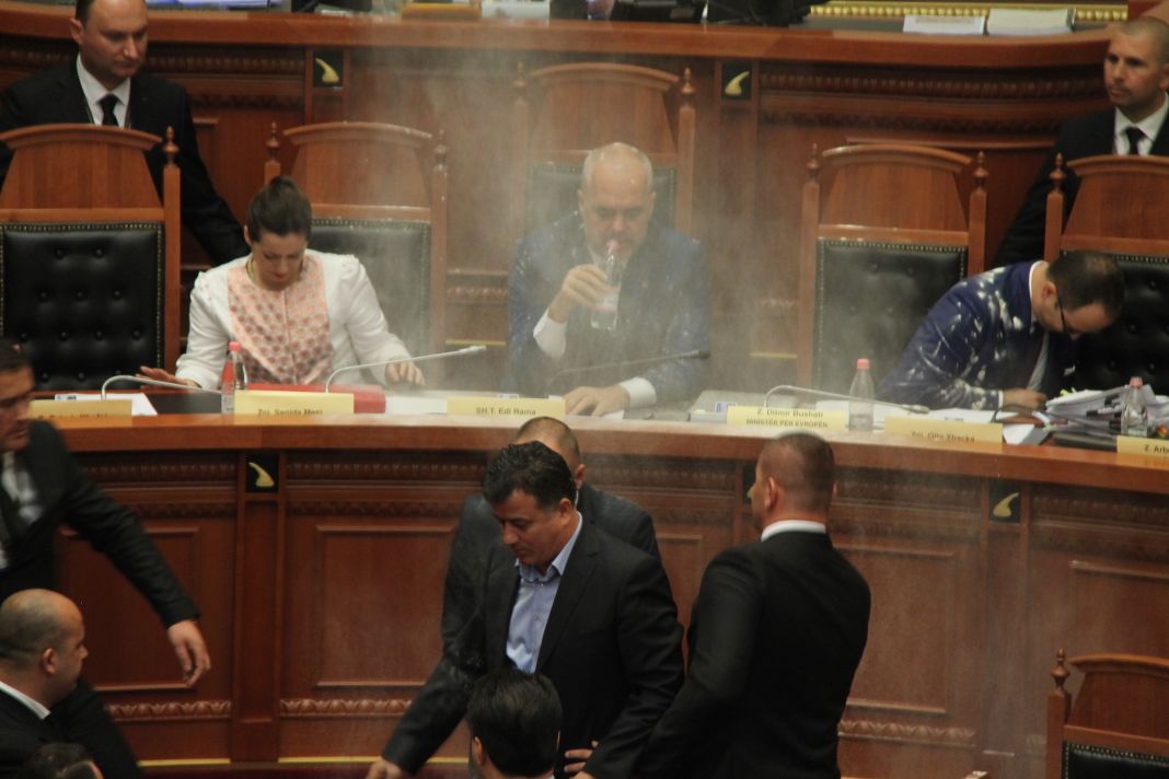 SHËNIM/ Konkluzionet një ditë turpi në Kuvend dhe diferenca mes palëve SHËNIM/ Konkluzionet një ditë turpi në Kuvend dhe diferenca mes palëve