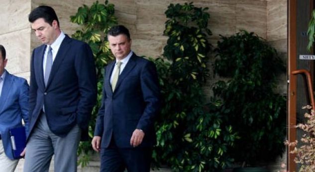 Basha hedh në “kosh të plehrave” sekretarët e tij