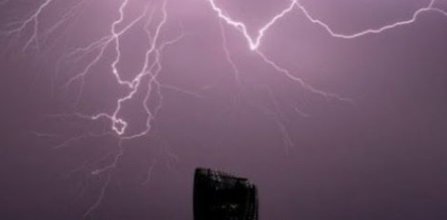 Mijëra rrufe godasin qytetin brenda 13 orëve, 9 persona të vdekur Mijëra rrufe godasin qytetin brenda 13 orëve, 9 persona të vdekur