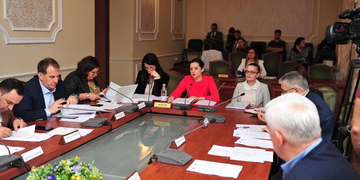 Sërisht shkurtime në administrat? Senida Mesi: Do e ristrukturojmë Sërisht shkurtime në administrat? Senida Mesi: Do e ristrukturojmë