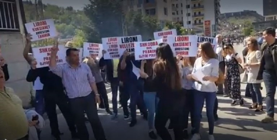 “Kuksianët”/ Protestuesit tensionojnë situatën jashtë gjykatës, tymuese dhe kapsolla drejt ndërtesës “Kuksianët”/ Protestuesit tensionojnë situatën jashtë gjykatës, tymuese dhe kapsolla drejt ndërtesës