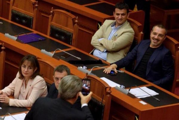 Kameramanin dixhital i Parlamentit apo karagjozi i “klasës” Sali Rama (Foto) Kameramanin dixhital i Parlamentit apo karagjozi i “klasës” Sali Rama (Foto)