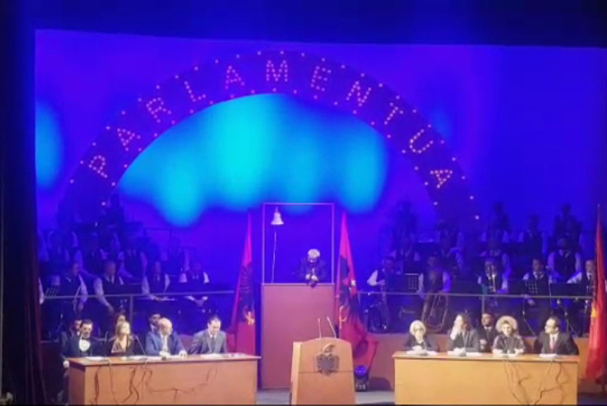 VIDEO/ ‘Parlamenti’ mbërrin në Shkodër. Aktorët kthehen në deputetë