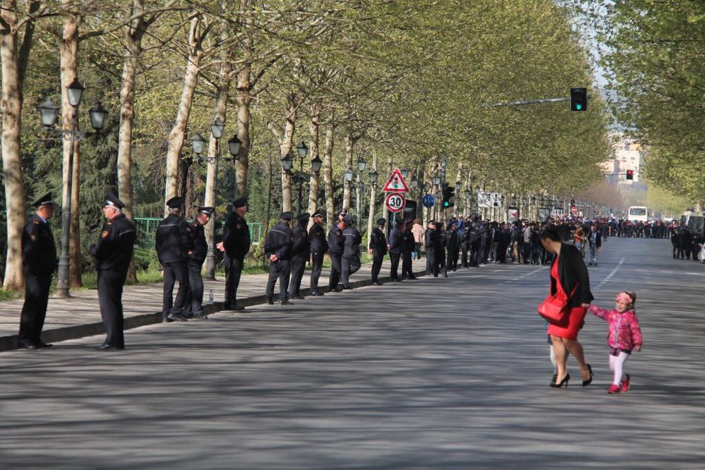 Policia paralajmëron opozitën për mosbindjen civile: Kush bllokon rrugët do përgjigjet Policia paralajmëron opozitën për mosbindjen civile: Kush bllokon rrugët do përgjigjet
