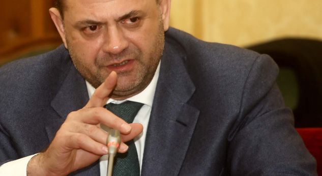 Doshi deputetëve: Nuk jeni si unë! Veting e ta shikojmë se kush jeni Ku i gjetët milionat pa punuar kurrë?! Doshi deputetëve: Nuk jeni si unë! Veting e ta shikojmë se kush jeni Ku i gjetët milionat pa punuar kurrë?!