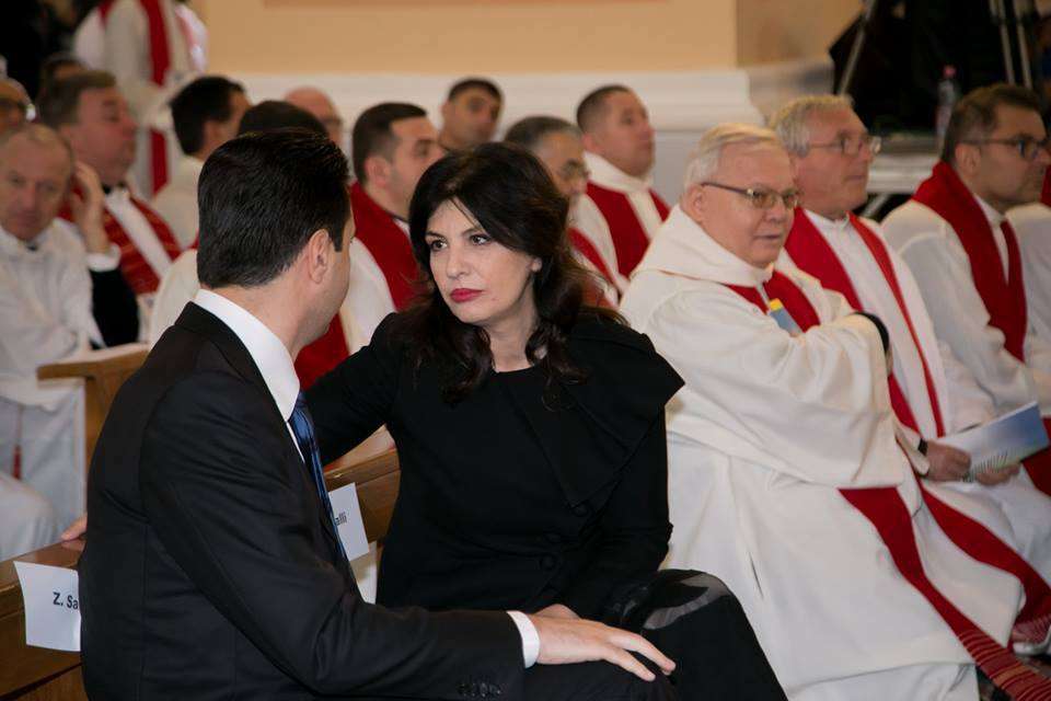 Basha tall dhe e surprizon Jozefina Topallin, ish-kryeparlamentarja bëhet… Basha tall dhe e surprizon Jozefina Topallin, ish-kryeparlamentarja bëhet…