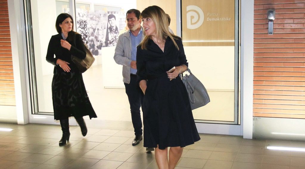 Basha me tinzar se Berisha. ‘Vret’ Patozin, Bregun dhe Topallin brenda ditës. Zbulohet skema Basha me tinzar se Berisha. ‘Vret’ Patozin, Bregun dhe Topallin brenda ditës. Zbulohet skema