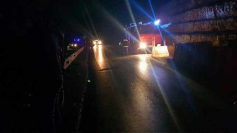 Aksident i rëndë në Kaçanik: Vetura e Policisë bie nga ura në lumin Lepenc (FOTO) Aksident i rëndë në Kaçanik: Vetura e Policisë bie nga ura në lumin Lepenc (FOTO)