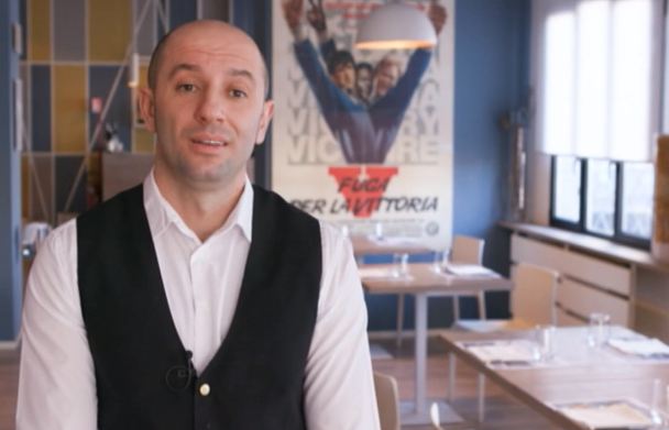 FOTOT/ I burgosuri shqiptar që punon si kamarier në restorantin e njohur brenda burgut FOTOT/ I burgosuri shqiptar që punon si kamarier në restorantin e njohur brenda burgut