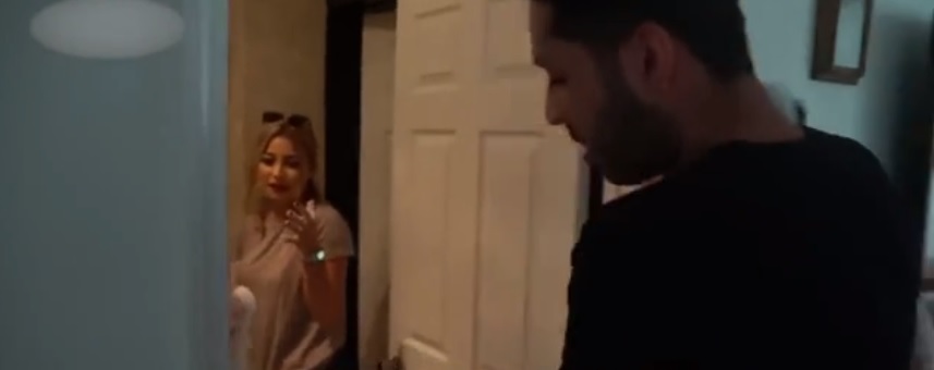 VIDEO/ Vajza kap të dashurin në vaskë me shoqen e ngushtë, asnjë nuk mund ta ndal… VIDEO/ Vajza kap të dashurin në vaskë me shoqen e ngushtë, asnjë nuk mund ta ndal…