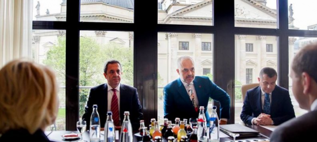 Deputeti gjerman përgënjeshtron mediat…(anti)shqiptare: S’kemi kërkuar arrestimin e Tahirit, takimi me Ramën ishte miqësor dhe relaksues Deputeti gjerman përgënjeshtron mediat…(anti)shqiptare: S’kemi kërkuar arrestimin e Tahirit, takimi me Ramën ishte miqësor dhe relaksues