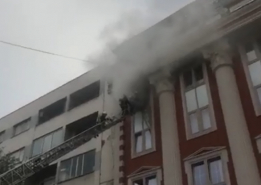 Përfshihet nga zjarri Ministria e Drejtësisë (Video) Përfshihet nga zjarri Ministria e Drejtësisë (Video)