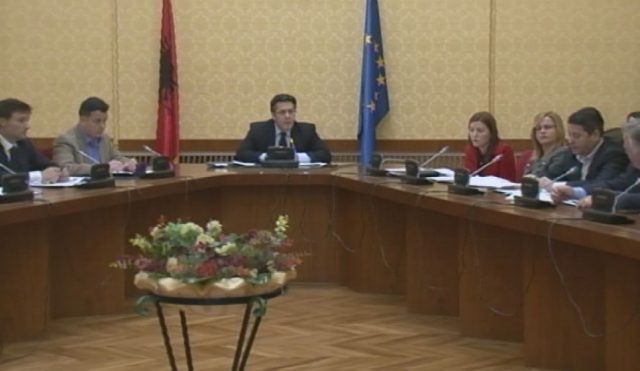 Paloka dhe Fino zihen në komision, ndërhyn Stërkaj: Jashtë i japim dorën njëri-tjetrit, këtu prashisim lakra kot Paloka dhe Fino zihen në komision, ndërhyn Stërkaj: Jashtë i japim dorën njëri-tjetrit, këtu prashisim lakra kot