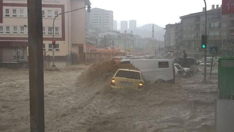 Përmbytet Ankaraja në pak minuta, 6 persona të lënduar Përmbytet Ankaraja në pak minuta, 6 persona të lënduar