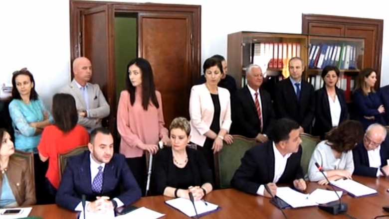 PD bllokon komisionet: Nuk do ketë seancë normale pa u dorëhequr Xhafaj! PD bllokon komisionet: Nuk do ketë seancë normale pa u dorëhequr Xhafaj!